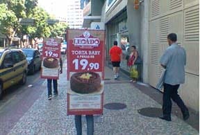 homem placa